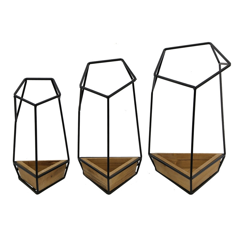 Trois pots de fleurs muraux géométriques avec cadres en fer noir et bois de sapin, parfaits pour la décoration intérieure.