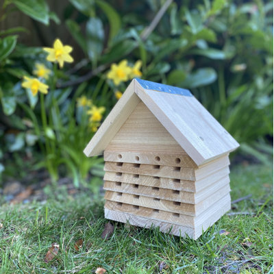 Izaguirre Freestanding Bumblebee House