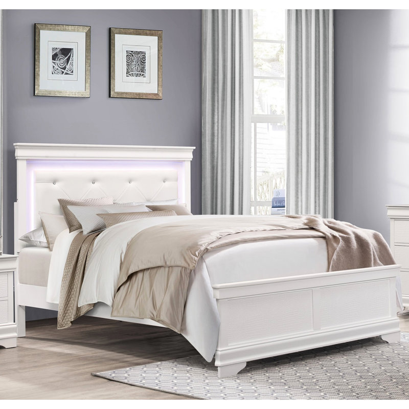 Lit double blanc avec tête de lit rembourrée en similicuir et bouton alligator blanc, taille de chambre à coucher indispensable