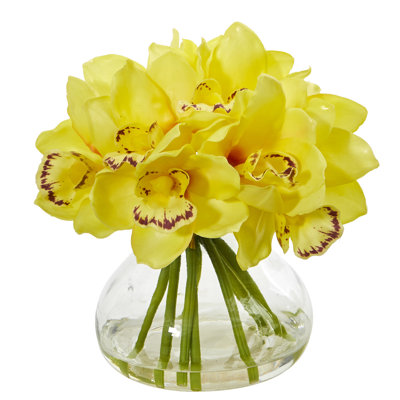 Arrangement floral d'orchidées cymbidium dans un vase