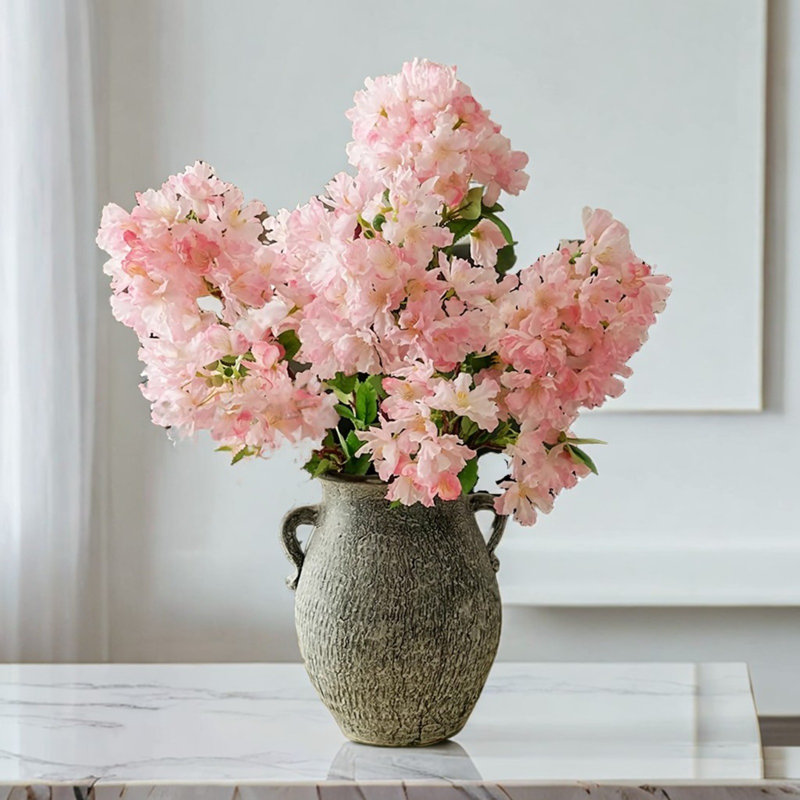 Décoration de fleurs simulées