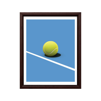 Balle de tennis sur court bleu