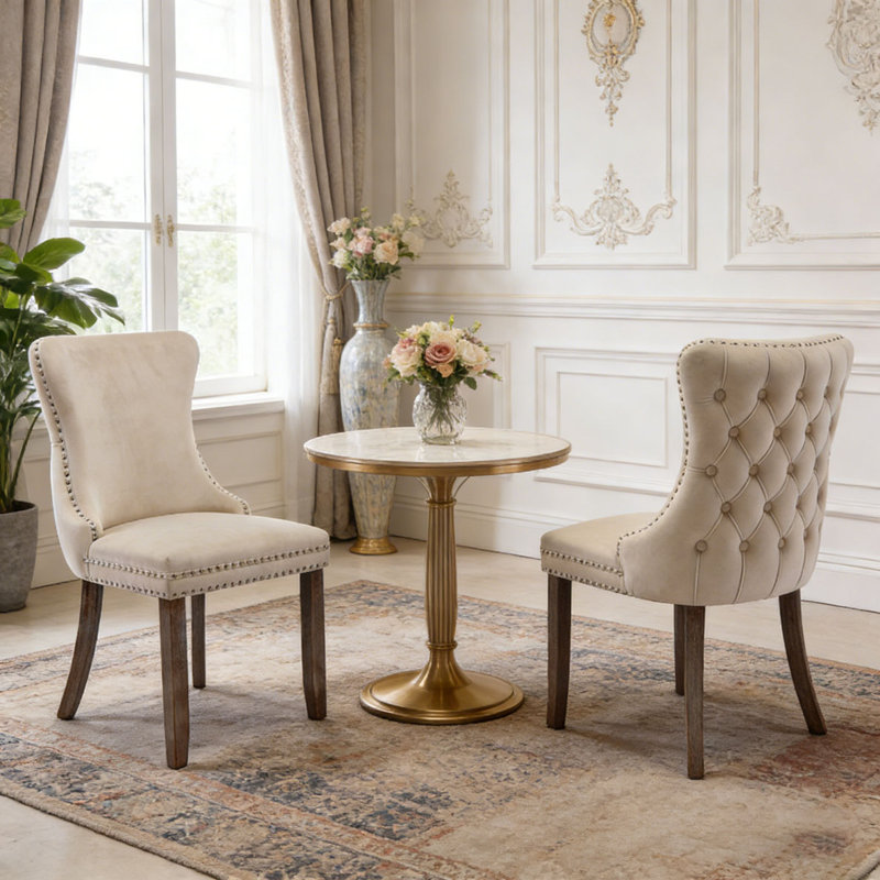 Chaise rembourrée à oreilles avec garniture cloutée et pieds en bois massif, Beige