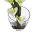 Arrangement floral de lys artificiels dans un vase-26209467