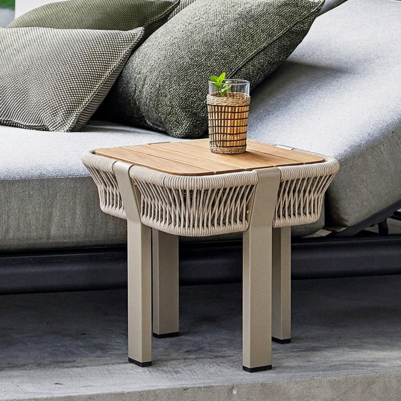Table d'appoint d'extérieur en bois d'acacia de style contemporain avec corde tissée à la main et structure en métal Cairo