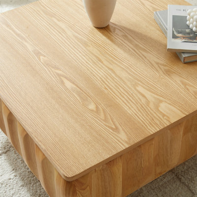 Table basse carrée à plateau relevable avec structure en bois massif et rangement caché