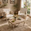 Fauteuil d'appoint français avec cadre en bois et revêtement en lin-478960863