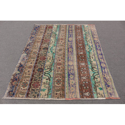 Tapis vert vintage parfait pour la salle à manger ou la cuisine avec un design anatolien turc unique