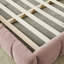 Très grand lit, lit plateforme tapissier rose avec tissu épais, tête de lit, chambre à coucher élégante, détente et confort