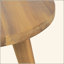 Charmante table d'appoint en bois d'acacia avec plateau rond élégant et pieds ludiques-684383616
