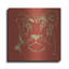 "Lionne dorée sur un coussin rouge" par Chris Paschke-1084131628