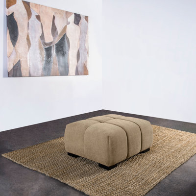 Chameau contemporain - couleur avec capitonnage vertical, mousse superposée et pieds blocs noirs pour un support stable en tissu de style cascade, un coussin décoratif invitant