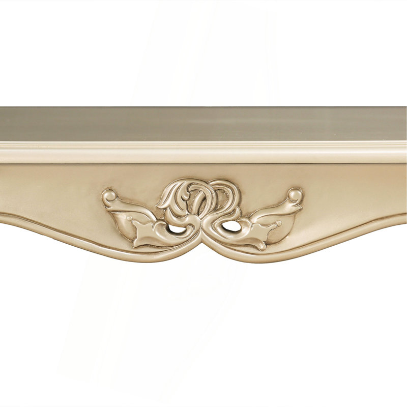 Table basse de style traditionnel avec pieds courbés et structure sculptée en bois massif finition champagne