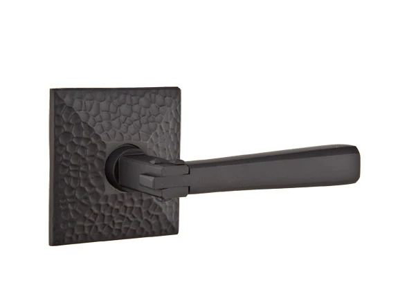 Mortaise intérieure Emtek Passage avec rosette martelée et levier d'artisanat, Gauche, Dos plat