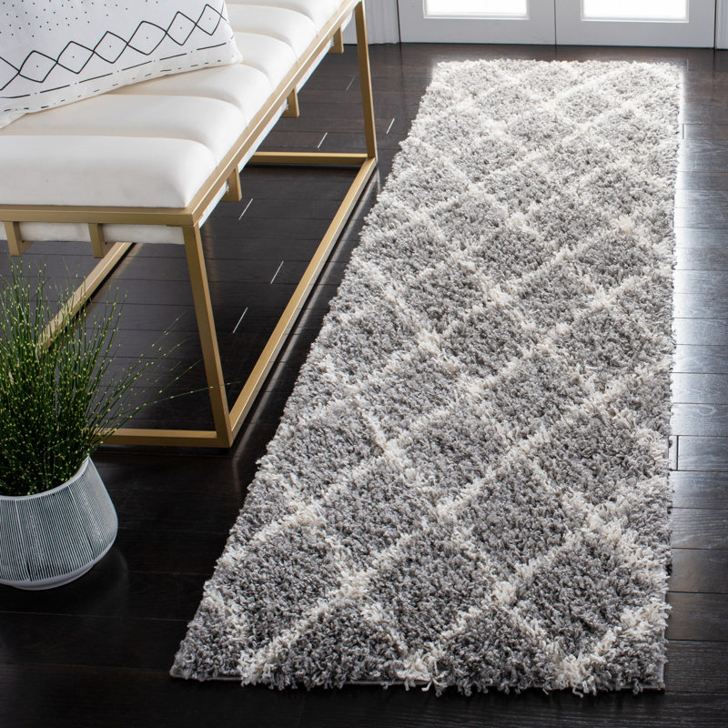 Tapis géométrique gris / ivoire, Tapis de couloir 2 pi 2 po x 8 pi