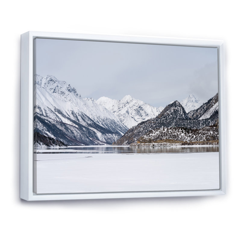 Paysage de lac et de montagne en Alaska I, H 30 po x l 40 po x P 1,5 po, Cadre flottant blanc