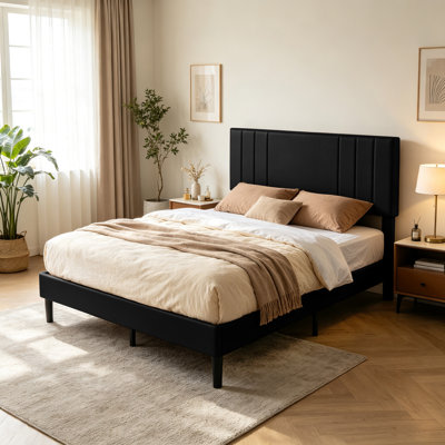Structure de lit plateforme en similicuir avec tête de lit tapissier, support en lattes de bois et aucun sommier nécessaire pour la chambre à coucher, la chambre d'amis et appartement