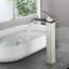 Robinet de vasque de salle de bain Waterfall avec bonde escamotable et robinets de lavabo de salle de bain à un trou-108532393