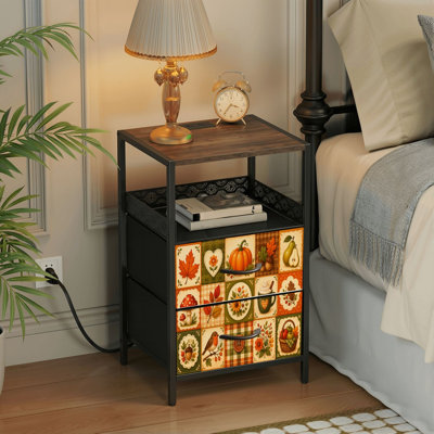 Table de chevet à 2 tiroirs avec station de recharge, ports USB, prises électriques, tablette de rangement ouverte, motif de patchwork automnal citrouilles et feuilles, style vintage. Idéale pour chambre, salon, dortoir, appartement ou petit espace.
