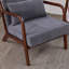 Chaise rembourrée en polyester de style Mid-Century moderne avec structure en bois massif, gris froid