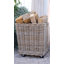 Panier en rotin sur roulettes-120285971