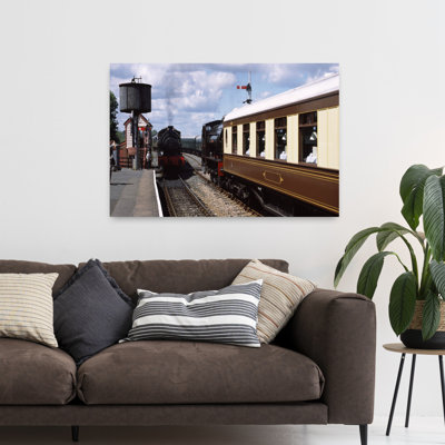 Trains à la station de chemin de fer, Northiam, Northiam, East Sussex, Angleterre, Paysage contemporain abstrait, art mural