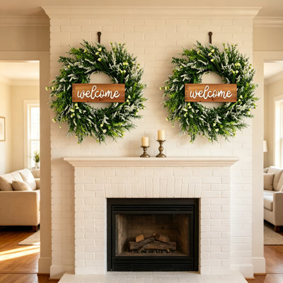 ENSEMBLE DE 2 couronnes de lavande de 20 po avec panneau de bienvenue en bois - couronne de fleurs blanches artificielles pour la porte d'entrée, soies résistantes aux rayons UV résistantes aux intempéries, décoration extérieure toutes saisons sans arrosage et sans décoloration pour jardin de patio
