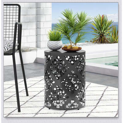 Élégante table de bout d'extérieur en métal avec fer thermolaqué durable et motif floral élégant pour les espaces modernes