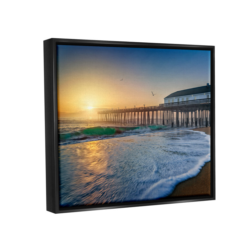 «Sunlit Coastal Pier Ocean Foam Floater», art mural par Rick Berk, H 25 po x l 31 po x P 1,7 po, Cadre flottant noir de jais
