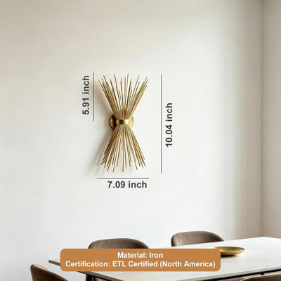 Applique murale moderne dorée en forme d'étoile de 25 cm de hauteur, luminaire mural sculptural décoratif de luxe en métal avec une lumière d'ambiance chaleureuse, lampe murale artistique pour salon, chambre et entrée
