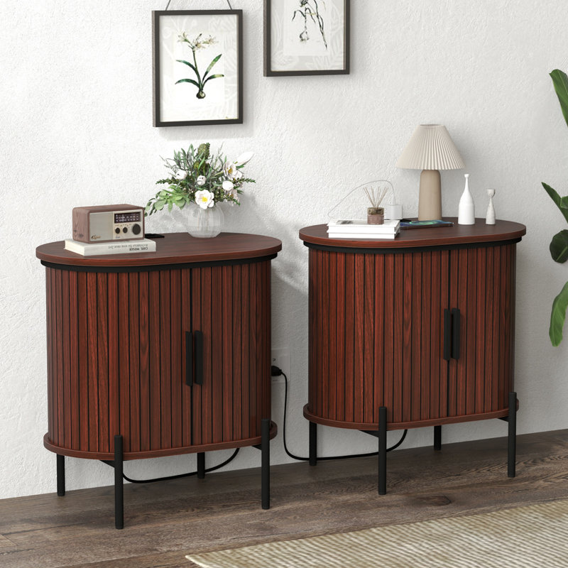 Table de chevet ovale moderne de 21,7 po Parthenia, table de bout avec portes coulissantes cannelées et port de charge USB intégré (ensemble de 2)