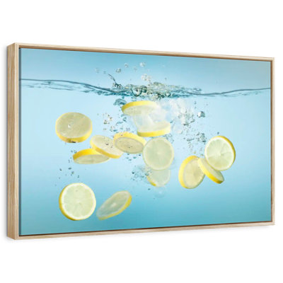Tranches de citron dans l'eau