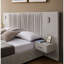 Grand lit tapissier de luxe avec lampe réglable, beige