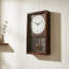 Horloge murale vintage en bois massif brun foncé avec devant en treillis Vintage
