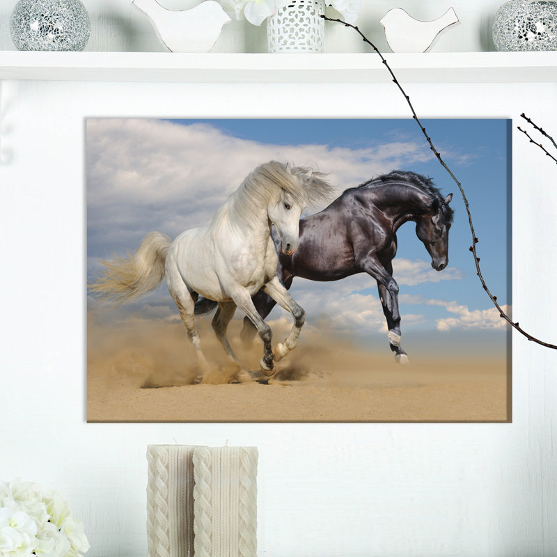 Chevaux blancs et noirs au galop dans le désert - reproduction de photo sur toile tendue, H 20 po x l 20 po x P 1 po