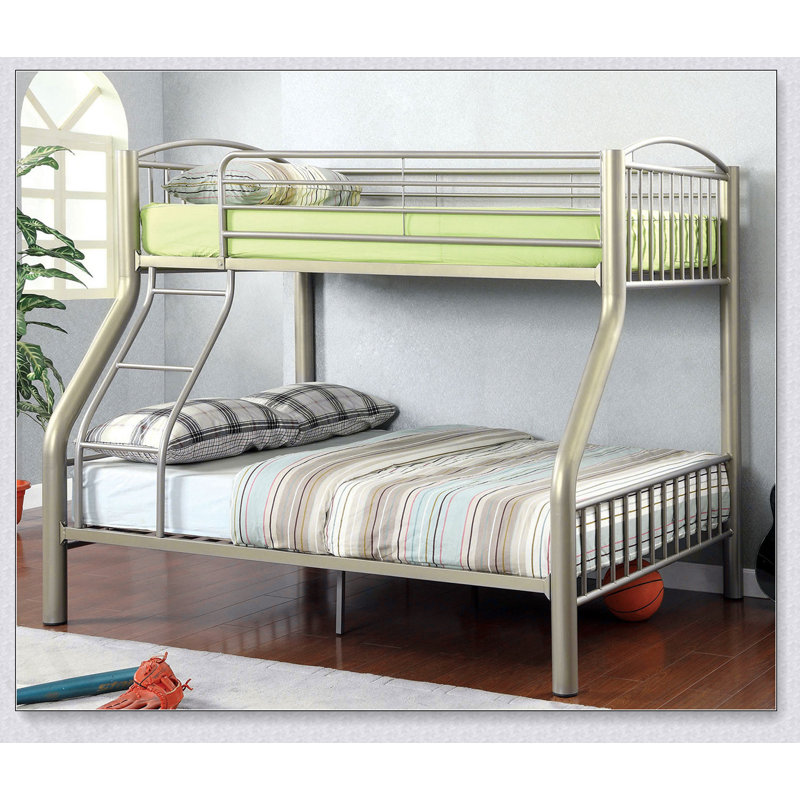 Lit simple superposé au dessus d'un lit double en métal de style contemporain