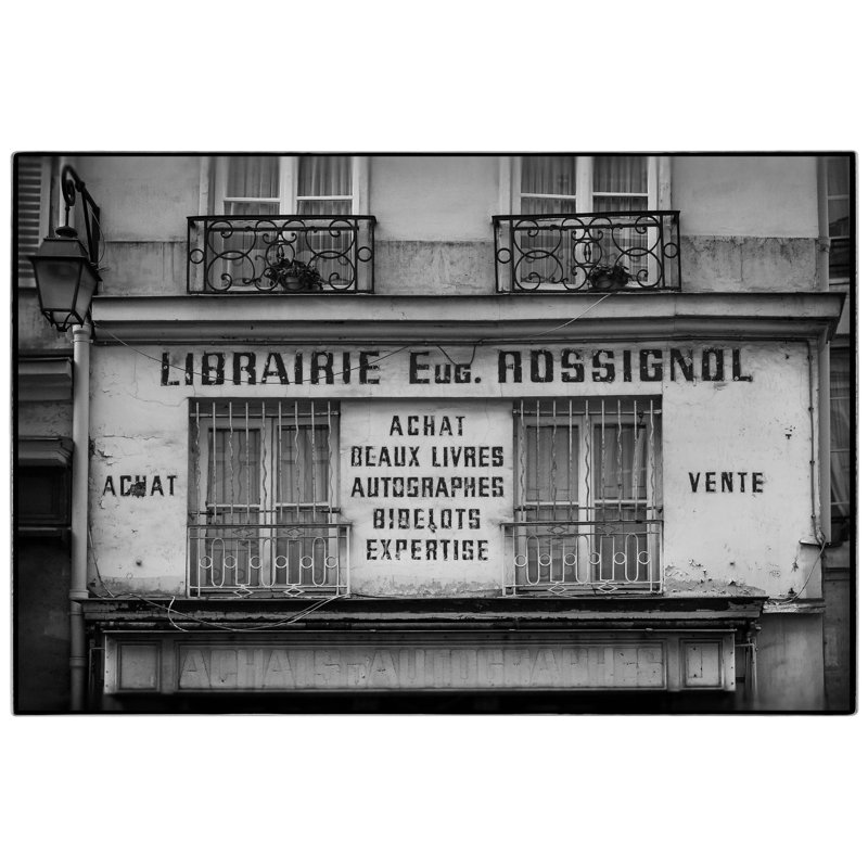Bibliothèque du Quartier Latine - Photographie encadrée sur papier, H 28,5 po x l 40 po, Cadre noir
