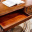 Bureau d'ordinateur brun foncé rétro-1157956364