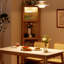 Vitrines en bois massif et verre Burlywood