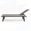 Ensemble de chaise longue élégante avec table d'appoint en bois, parfaite pour la détente et le style