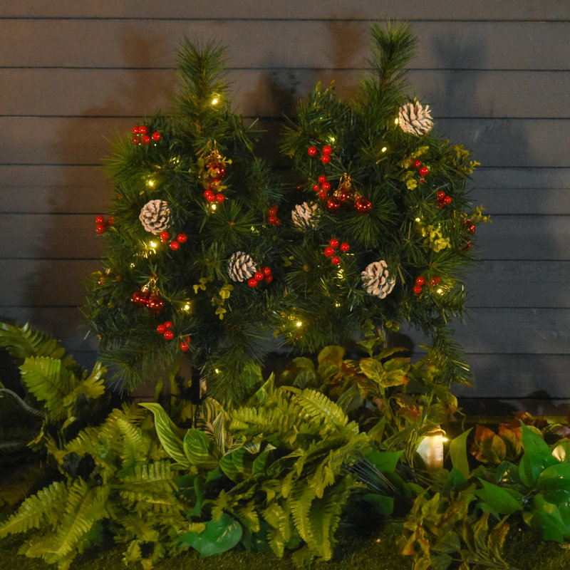 Ensemble de 2 sapins de Noël artificiels d'extérieur 2 pi sans cordon avec 24 lumières et piquets blanc chaud
