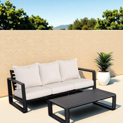 Trois avec table basse rectangulaire, coussin gris moelleux, fabrication moderne en aluminium et coussins, structure robuste
