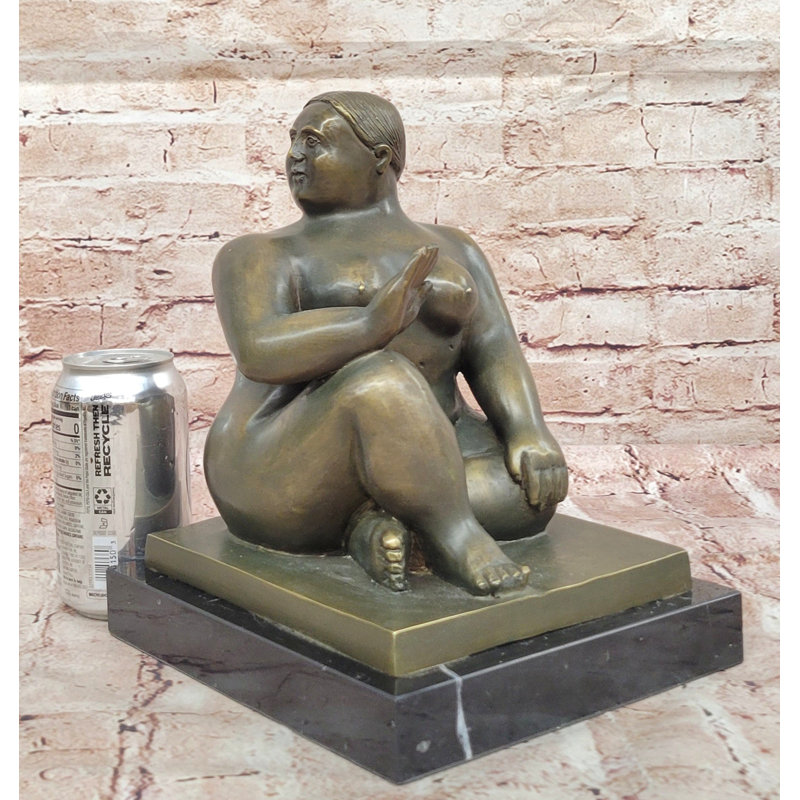 Sculpture femme Fernando Botero assise en bronze sur base de marbre