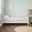 Lit plateforme simple avec garde-corps et lattes robustes-129200253