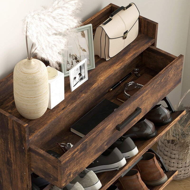 Armoire à chaussures rustique brun. 2 tiroirs rabattables et un tiroir supérieur. Peut contenir 12 paires. Gain de place pour le couloir. Structure stable avec panneau de particules en acier. Design industriel. 31,5 po x 9,4 po 45,3 po. Assemblage