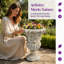 Pot de fleurs en calice avec trous de drainage et détails antiques-437875446