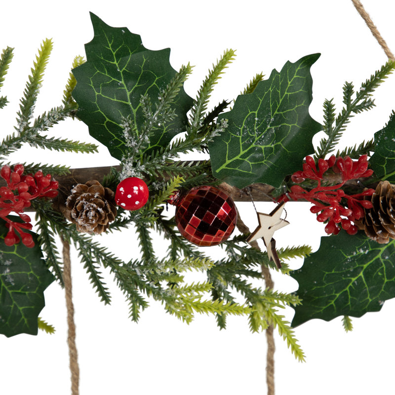 Décoration murale de Noël avec branches de houx avec étoiles et pommes de pin - 20,75 po - rouge