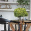 Hortensias blancs en vase en verre transparent-728382061-728382060