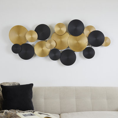 Décoration murale en métal avec plaque noire en spirale texturée et ornements noirs