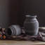 Vase en argile grise fait à la main-305806542
